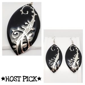 NWOT Abstract Embossed earrings